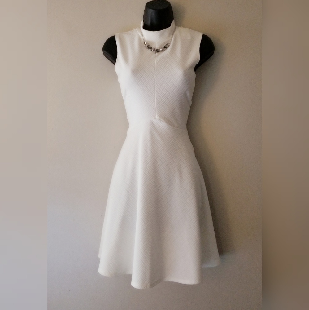 Beautiful White Dress w Necklace Size Medium